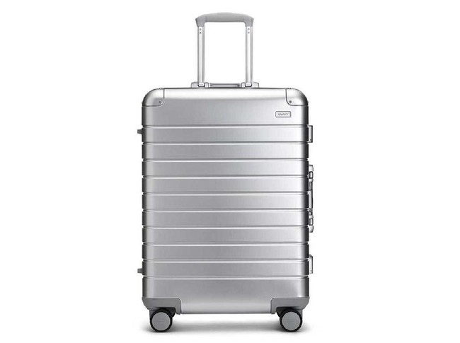 Selain tote bag, mereka juga membawa koper berukuran cabin dari Away dalam warna silver. 17 koper yang diberikan itu masing-masing bernilai US$ 225 atau Rp 3,1 juta. Dok. Ist.