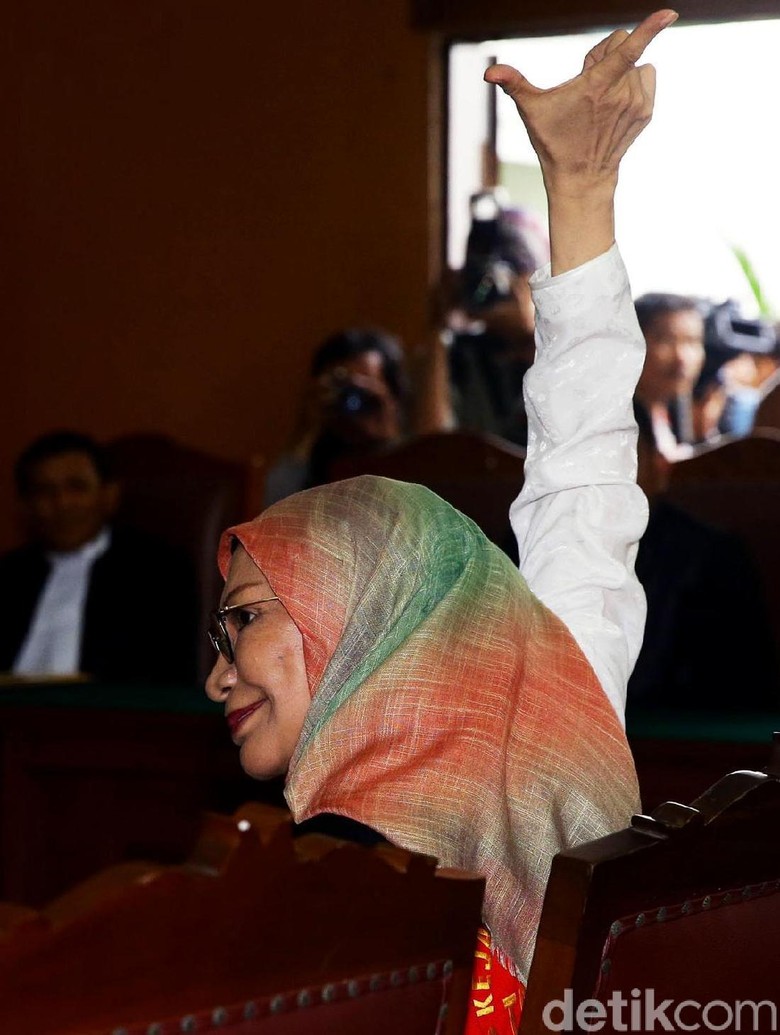 Tinggalkan Sidang, Ratna Sarumpaet Kembali Salam 2 Jari Tinggalkan Sidang, Ratna Sarumpaet Kembali Salam 2 Jari