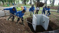 Pekerjaan dilakukan menggunakan peralatan sederhana.