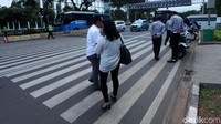 Untuk diketahui, ada tiga JPO yang resmi dibuka siang ini, tepat pukul 12.00 WIB. Yakni JPO GBK, JPO Polda Metro Jaya, dan JPO Bundaran Senayan.