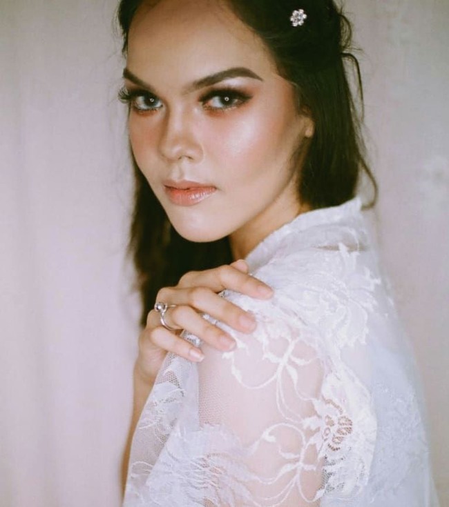  Wanita berusia 23 tahun ini juga memiliki banyak pengalaman tak mengenakan yang membuatnya didiagnosa mengalami mental distress, yakni gangguan stres negatif yang bisa memicu kecemasan, depresi, dan akhirnya berpengaruh dalam kinerja serta keseharian seseorang. Bahkan Maria pun sampai memerlukan bantuan terapis. (Foto: Instagram @mariahstn)