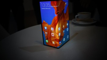 Ketika dilipat, perangkat ini adalah smartphone layar besar dengan layar 6,6 inch, dan ketika dibuka, smartphone ini berubah menjadi tablet ramping dengan layar 8 inch. Foto: Huawei