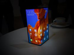 Menggenggam Ponsel Fleksibel Huawei Mate X