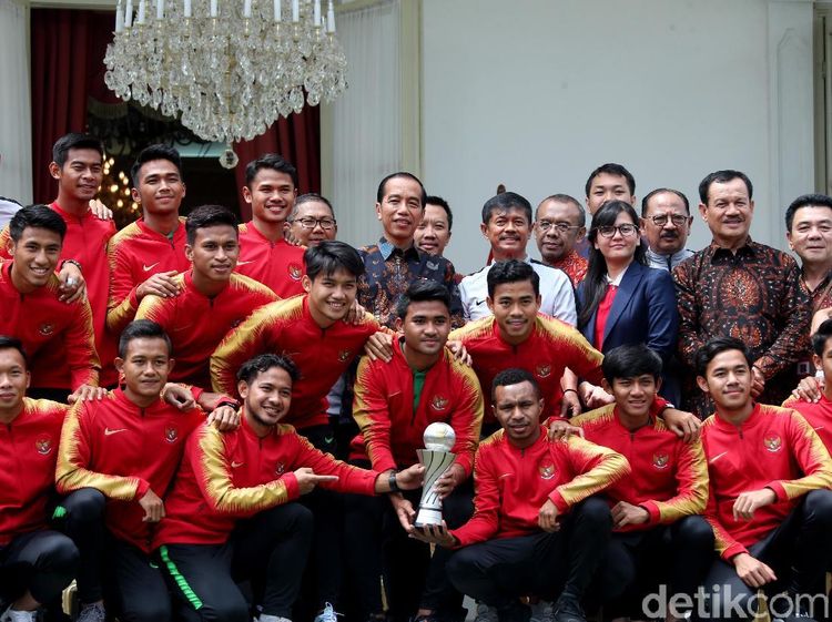 Momen Hangat Jokowi Bertemu Skuat Garuda Muda di Istana