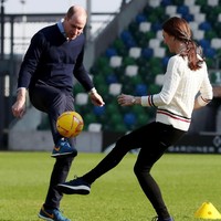 Suasana semakin memanas sampai-sampai ibu tiga anak ini harus membuka jaket tersebut. Tampak Kate memakai jumper cricket berbahan rajut dari Ralph Lauren seharga Rp 2,3 juta. Foto: Getty Images