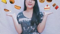 Punya hobi makan, Meldi sering menambahkan lambang-lambang makanan di fotonya. Meldi sendiri sering menjalani diet ketat agar mencapai berat badan yang ideal. Foto: Instagram @rosameldianti_