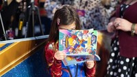 Gadis bernama Illy itu tampak bahagia saat mengecek tanda tangan Brie Larson. Dok. Twitter