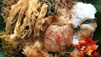 Bihun goreng dan telor dadarnya saja sudah bikin ngiler apalagi disuap dengan lauk lainnya. Nyam! Foto : Instagram @alexfoodism