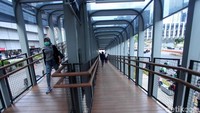 Warga mulai menggunakan JPO di Jalan Jenderal Sudirman, Jakarta.