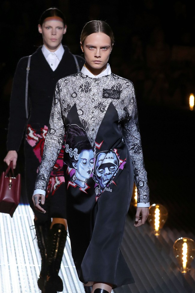 Cara Delevingne yang dikenal dengan alis tebalnya tampil berbeda tanpa alis. Di 2013, Cara pernah melakukan fashion show lainnya dengan alis dibleaching. My poor bleached brows! I feel lost without them, tulisnya di Twitter. Foto: Dok. Getty Images