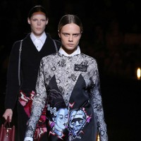 Cara Delevingne yang dikenal dengan alis tebalnya tampil berbeda tanpa alis. Di 2013, Cara pernah melakukan fashion show lainnya dengan alis dibleaching. My poor bleached brows! I feel lost without them, tulisnya di Twitter. Foto: Dok. Getty Images