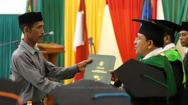 Kisah Pilu Ayah Gantikan Wisuda Almarhumah Anak: Dia 3 Kali Gagal Sidang