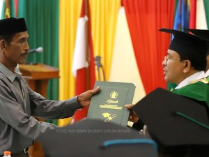 Cerita di Balik Momen Haru Ayah Gantikan Almarhumah Putri di Wisuda