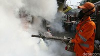 Fogging menjadi metode pencegahan dini penyebaran DBD. Apalagi di musim hujan ini genangan air menjadikan bibit nyamuk yang bisa kapan saja menyerang masyarakat.