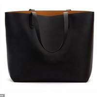 Para tamu pun pulang dengan memegang tote bag dan koper yang bernilai sampai US$ 700 atau Rp 10 jutaan. Tas penyimpan goodie bagnya saja dibanderol US$ 195 atau Rp 2,7 juta.  Dok. Ist.