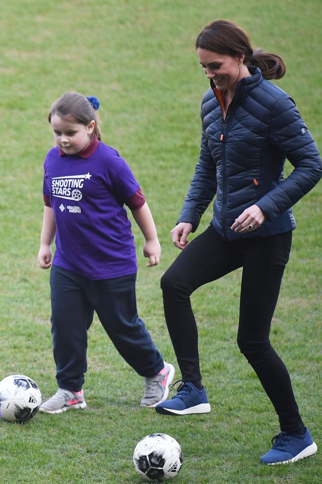 Masih dari merek yang sama, istri Pangeran William itu juga pernah mengandalkan seri Fresh Foam Cruz berwarna biru dongker seharga US$ 90 atau sekitar Rp 1,3 juta. (Foto: Getty Images)