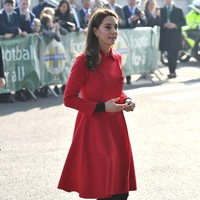 Saat tiba di Belfast, Kate memesona dalam balutan mantel merah berpotongan feminin dari Carolina Herrera. Mantel bernilai Rp 22 juta tersebut dipadukan dengan ankle boots hitam bertali dari label favorit Kate, LK Bennett, seharga Rp 3,7 juta. Foto: Getty Images