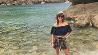 Dalam postingannya dia menuliskan Testing the water dengan menandai lokasi di Deya, Spanyol (elisabethtnt/Instagram)  