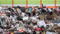 Sejumlah pemulung tampak memilah sampah di depo sampah ramah lingkungan di kawasan Koja, Jakarta Utara, kamis (28/2/2019).