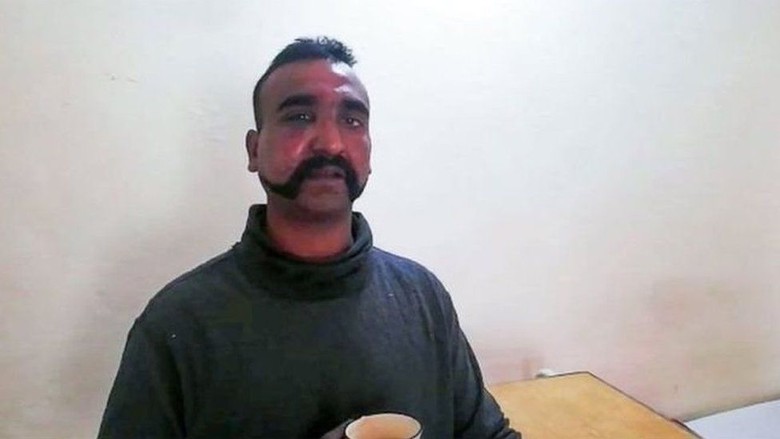 Pilot India yang Ditahan Pakistan Disebut Pahlawan, Siapa Dia? Pilot India yang Ditahan Pakistan Disebut Pahlawan, Siapa Dia?