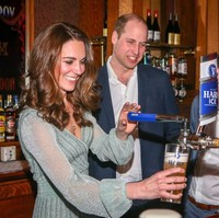 Di Belfast, Irlandia, Kate mencoba sesuatu yang beda. Dia belajar menuang bir dalam balutan gaun cantik miliknya. Foto: Dok. Getty Images