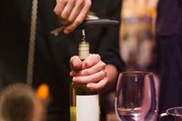 Bawa Wine ke Restoran, Pria Ini Dikenakan Biaya Buka Botol Rp 80 Juta!