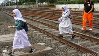 Warga pun membutuhkan JPO agar tidak melintasi jalur kereta api.