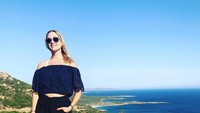 Gayanya saat menikmati alam Corse, Prancis (elisabethtnt/Instagram)  