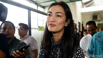 Senyum Atiqah Hasiholan Saat Dampingi Ratna Sarumpaet Disidang