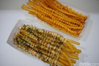 Renyah Lembut, Kentang Goreng 25 cm dengan Saus Mayo dan Keju