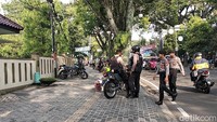Atas kasus itu, Bahar sudah ditetapkan tersangka. Dia ditahan di Mapolda Jabar. Polisi menjerat Bahar dengan pasal berlapis yakni Pasal 170 ayat (2), Pasal 351 ayat (2), Pasal 333 ayat (2) dan Pasal 80 Undang-undang Nomor 35 tahun 2014 tentang perlindungan anak.