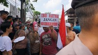 Topeng wajah anak Amien Rais, Hanum Rais juga turut dibawa oleh massa aksi. Video Hanum saat membela Ratna sempat viral lantaran ia menyamakan Ratna dengan RA Kartini dan Cut Nyak Dien. 