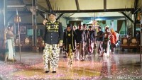 Beberapa aksi seni pun disajikan dalam ritual yang dihelat di Pendopo Kabupaten hingga pelataran itu (Rinto/detikTravel)