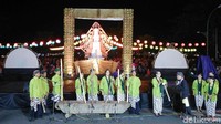 Meski berlangsung hingga larut malam, ribuan pengunjung tetap bergeming menyaksikan atraksi tersebut hingga tuntas (Rinto/detikTravel)