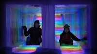 The Winter Wonderland tak hanya menyajikan pemandangan gua es, kastil es, dan hamparan salju putih yang menawan, tetapi juga beragam atraksi menarik salah satu bermain seluncur di terowongan es.