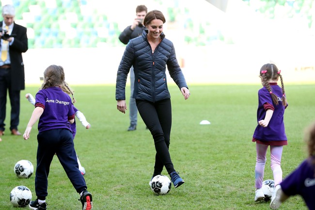 Dikenal sebagai sosok yang berjiwa sporty, Kate pun sempat unjuk kebolehan bermain sepakbola bersama anak-anak. Tanpa terkecuali Pangeran William.Foto: Getty Images