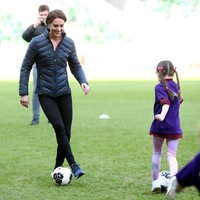 Dikenal sebagai sosok yang berjiwa sporty, Kate pun sempat unjuk kebolehan bermain sepakbola bersama anak-anak. Tanpa terkecuali Pangeran William.Foto: Getty Images