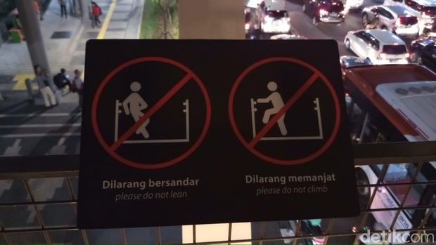 Menjajal JPO Instagramable di Sudirman yang Baru Diresmikan Anies