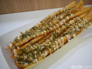 Renyah Lembut, Kentang Goreng 25 cm dengan Saus Mayo dan Keju