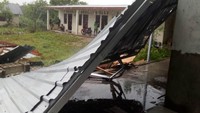 Sejumlah rumah ambruk akibat diterjang angin puting beliung di Kota Kupang, NTT, Kamis (28/2/2019) sore. (Istimewa)
