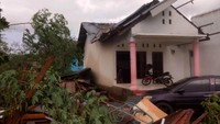 Puting beliung ini juga menyebabkan aliran listrik padam. (Istimewa)