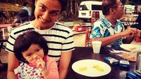 Salma sedang ngemil apa ya? Bersama dengan sang ibu, Salma pun terlihat asyik menikmati makanan. Foto: Instagram@atiqahhasiholan/ Instagram@riodewanto