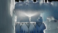 Seperti inilah proses pembuatan tetesan air yang membeku yang digunakan untuk membangun gua es di The Winter Wonderland.