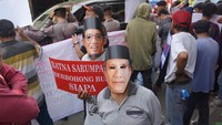 Selain wajah Fadli Zon, massa pun memakai topeng kertas Ketua Koordinator jubir Prabowo-Sandiaga, Dahnil Anzar Simanjuntak. Dahnil juga pernah memberi pembelaan kepada Ratna sebelum akhirnya menyatakan telah dibohongi.