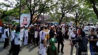 Ratusan massa mengawal sidang perdana dugaan penganiayaan Habib Bahar bin Smith terhadap remaja. Mereka berkumpul untuk mendukung Habib Bahar bin Smith di Pengadilan Negeri Bandung. Foto: Mukhlis Dinillah
