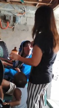 Usai Beri Makan, Ibu Ini Suapi Vitamin ke Anaknya yang Kecanduan Main Game