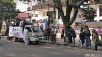 Sebuah mobil komando juga disiapkan untuk meneriakan orasi mereka di depan pengadilan.