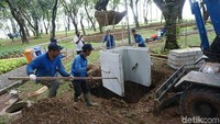 Sumur dibuat sedalam 4,5 meter dengan sisi 1 meter.