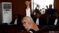 Ia pun memberikan jempol saat difoto oleh awak media.