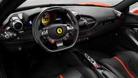 Roda kemudi juga lebih kecil diameternya untuk meningkatkan tingkat kepraktisan dan membuat mobil terasa lebih gesit. bobot kendaraan juga dikurangi bahkan lebih ringan hingga 40 kg dibandingkan 488 GTB. Foto: dok. Ferrari